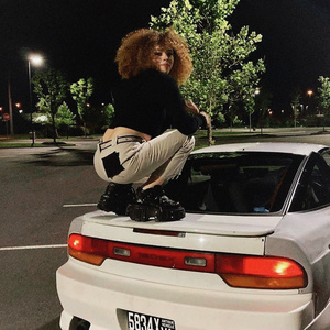 趴男朋友腿被脱裙打屁股视频
