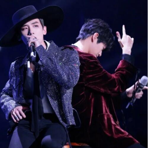 趴男朋友腿被脱裙打屁股视频
