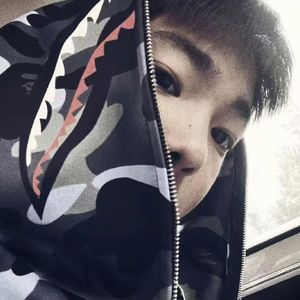 趴男朋友腿被脱裙打屁股视频
