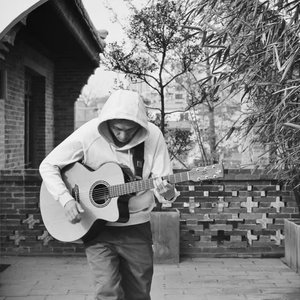 趴男朋友腿被脱裙打屁股视频
